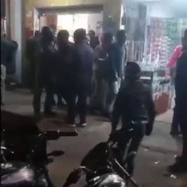 धनौरा: मंडी धनोरा रोड स्थित क्रेशर के सामने शराब की दुकान के पास जमकर हुई मारपीट, मारपीट का वीडियो हुआ वायरल