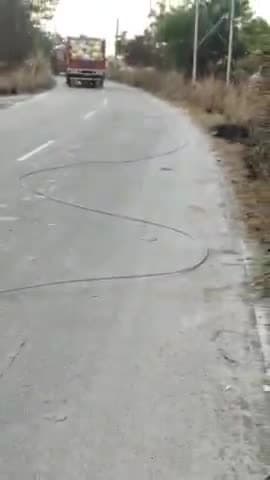 जौनपुर: ग्राम पंचायत झांसेपुर में टूटा खंभे से बिजली का तार घंटो तक बिजली आपूर्ति रही बाधित जिससे ग्रामीण हुए परेशान