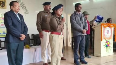 गिरिडीह: प्रशिक्षु डीएसपी और पचंबा थाना प्रभारी ने पचंबा के कैंब्रिज पब्लिक स्कूल में बच्चों को पढ़ाया यातायात नियमों का पाठ