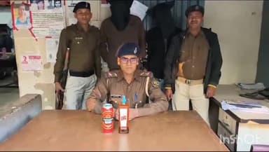 कटिहार: नगर थाना पुलिस ने संतोषी चौक के रेलवे क्वार्टर से शराब के साथ दो अभियुक्तों को किया गिरफ्तार