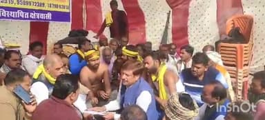 तेंदूखेड़ा: ग्राम सर्रा में विस्थापन रोको सत्याग्रह हुआ समाप्त,सत्याग्रह में भूखे और अर्ध नग्न  बैठे थे लोग