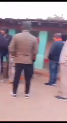 कटाई रोकने के विरोध जताने वाले परसा कोल ब्लॉक के निवासी शिवप्रसाद कुशरो के घर अलसुबह पहुंची पुलिस और उठाकर ले जानें पर पत्नी ने जताया आक्रोश।