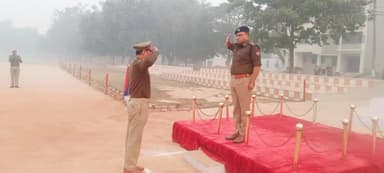 सुल्तानपुर: रिजर्व पुलिस लाइन परेड ग्राउंड पर की गई परेड, एसपी ने किया निरीक्षण