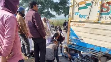 कुढ़नी: थूहमां राजपूत द्वार के पास खड़ी पिकअप वैन में अनियंत्रित बाईक ने पीछे से मारी जोड़दार टक्कर, स्थिति गंभीर