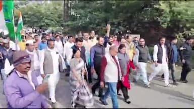 दमोह: निष्कासित सांसदों की सदस्यता पुनः बहाल करने की मांग को लेकर कांग्रेसियों ने राष्ट्रपति के नाम डीएम को सौंपा ज्ञापन