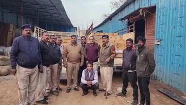 अंबिकापुर: संभागीय उड़नदस्ताटीम ने अंबिकापुर के खरसिया नाका के गोदाम से 165 पेटी पंजाब की विदेशी मदिरा जप्त करने में सफलता हासिल हुई