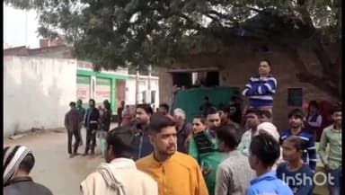 मऊरानीपुर: कादमबली मौहल्ला में शॉर्ट सर्किट से घर में लगी आग, घर का सामान व दो स्कूटी जलकर हुई राख।