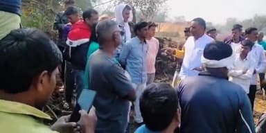 डोंगरगांव: गातापार में जल संसाधन विभाग द्वारा स्वीकृत एनीकट में गुणवत्ताहीन निर्माण कार्य को लेकर आक्रोशित हुए ग्रामीण