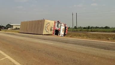 कोलारस: बचनधन पेट्रोल पंप के सामने कंटेनर ट्रक पलटा, पेट्रोल पंप कर्मचारियों ने ट्रक में फंसे स्टाफ को शीशा तोड़कर निकाला बाहर