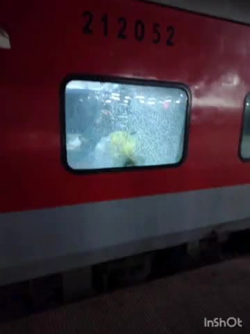 मनिया: मनिया स्टेशन पर पत्थर लगने से जीटी एक्सप्रेस के तीन शीशे टूटे, ट्रेन की जांच के बाद किया रवाना