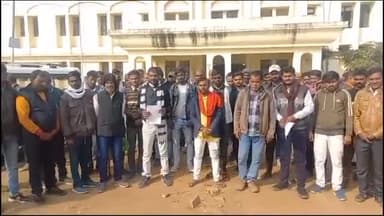 पन्ना: गौरा धान खरीदी केंद्र का प्रांगण बदले जाने पर किसानो ने कलेक्ट्रेट में की नारेबाजी खाद्य अधिकारी को सौंपा ज्ञापन।