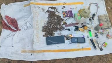 पन्ना: वन विभाग की गिरफ्त में आए दो शातिर शिकारी पन्ना वन विभाग झलाई के कक्ष क्रमांक पी-48 मे शिकार के सामान के साथ पकड़ा।