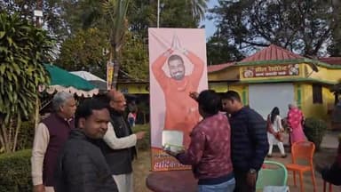 हज़ारीबाग: प्रसिद्ध यूट्यूबर पत्रकार मनीष कश्यप के जेल से रिहा होने पर स्वर्ण जयंती पार्क में उनके समर्थकों ने मनाई खुशी।