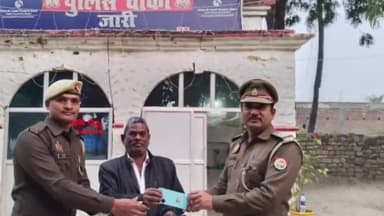 करछना: जारी क्षेत्र से गुम हुए मोबाइल फोन को चौकी प्रभारी शैलेंद्र यादव द्वारा बरामद कर मोबाइल धारक को किया गया सुपुर्द