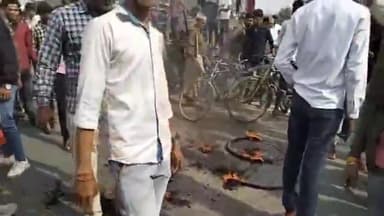 लकड़ी नबीगंज: डमी एडमिट कार्ड नहीं आने के बाद मदारपुर के पास सड़क पर स्कूली छात्र-छात्राओं ने किया विरोध प्रदर्शन