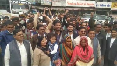 झांसी इलाइट चौराहे पर 200 से अधिक कर्मचारियों ने किया धरना प्रदर्शन कांग्रेसियों ने दिया साथ