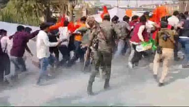 आरा: राज्यपाल के सामने विरोध करने पर वीर कुंवर सिंह विश्विद्यालय में छात्र संगठनों पर पुलिस ने किया लाठी चार्ज,कई छात्र जख्मी