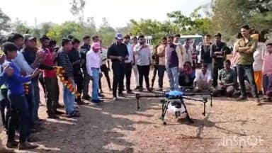 सिरोंज: तहसील क्षेत्र के कई ग्रामों में कृषि विभाग ने तरल यूरिया व कीटनाशक दवाओं का किया छिड़काव,ग्रामीणों को दी जानकारी