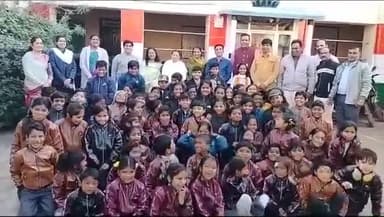 गंगधार अंग्रेजी विधालय गंगधार में भामाशाह के द्वारा बच्चो को ऊनी वस्त्र वितरित किए