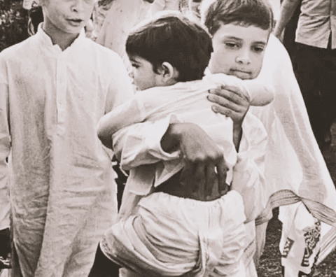 41 वर्ष पूर्व की जब श्री Rahul Gandhi अपने छोटे भाई श्री Varun Gandhi को गोद में टांगे हुए हैं।
#RahulGandhi
#VarunGandhi
#PriyankaGandhiVadra