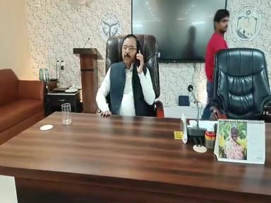 हरदोई: आम जनमानस को सर्दी से बचाने के लिए नगर पालिका हरदोई ने 60 से ज्यादा स्थानों पर अलाव जलवाए