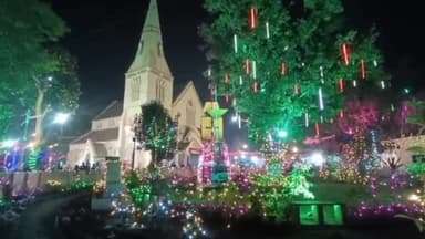 कांके: रांची में क्रिसमस के मौके पर विभिन्न गिरजाघरों को आकर्षक तरीके से सजाया गया, काफी संख्या में जुटे ईसाई समुदाय के लोग
