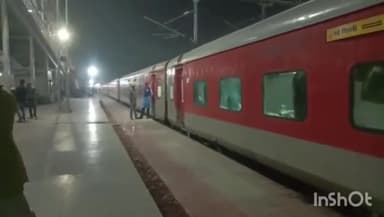 टूंडला: कोहरे के चलते 4 घंटे तक देरी से टूंडला रेलवे स्टेशन पहुंच रही ट्रेन, रेलवे ने एक ट्रेन को किया निरस्त