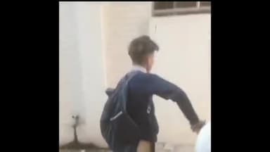 झांसी: शिवाजी नगर के राजपूत कॉलोनी में एक 10वीं के छात्र की युवक ने की पिटाई, सोशल मीडिया पर वायरल हुआ वीडियो