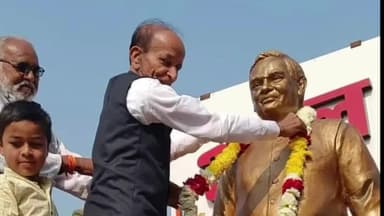 जीरापुर: विधायक हजारीलाल दांगी ने जीरापुर में पूर्व प्रधानमंत्री अटल बिहारी वाजपेई की जयंती पर किया माल्यार्पण