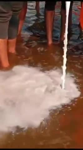 श्री धूनी वाले दादा जी की कृपा पात्र श्री शिवानंद तिवारी जी द्वारा मां नर्मदा जी का दूध से अभिषेक एवं पूजन अर्चन किया गय