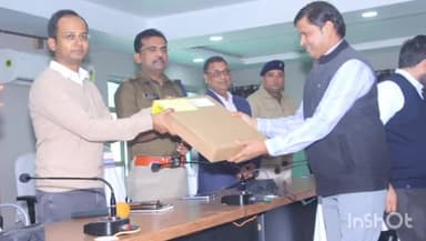 कटिहार: विकास भवन के सभागार में DM, SP, डीडीसी ने अंचल पदाधिकारी, राजस्व पदाधिकारी, हल्का कर्मचारियों के बीच लैपटॉप का किया वितरण