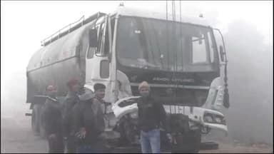 कोल: हाजीपुर चौहट्टा के निकट NH91 पर कोहरे के चलते टैंकर ने खड़े अज्ञात वाहन में मारी टक्कर, हाइड्रा से साइड कराया टैंकर