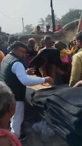 सामाजिक कार्यकर्ता सुदर्शन सिंह ने बांटी कंबल,कॉपी कलम,चॉकलेट मिठाई।हर बार की तरह खास मौके स्व अटल बिहारी वाजपेई जी के जयंती पर #सुदर्शन सिंह ने लक्ष्मीपुर के  ठाड़ी, अलगजरा, लता, औझाडी, पच्चीसी, पिडरून ग्राम में