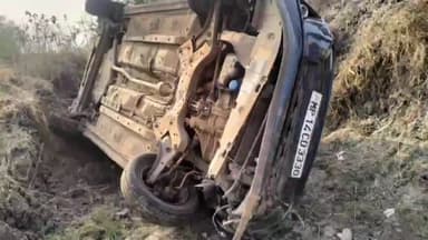 दलौदा: अफजलपुर थाना क्षेत्र के ग्राम झिरकन फंटे पर कार के सामने नीलगाय आने से कारखाई पलटी बड़ा हादसा होते हुए टला