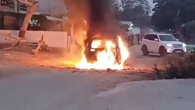 कानपुर: चकेरी में पिता पुत्र में हुए विवाद के बाद पुत्र ने कार में लगाई आग,क्षेत्र में मचा हड़कंप