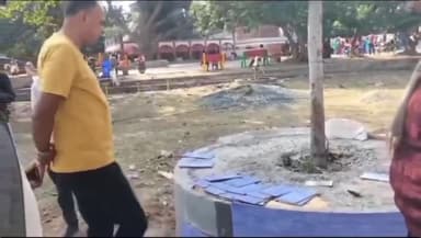 बगोदर: बगोदर हरिहरधाम मंदिर परिसर चबूतरा निर्माण कार्य मे अनियमिता,विधायक ने ठेकेदार को लगाया डाट फटकार