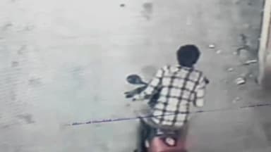 माण्डलगढ़: सिंगोली चारभुजा गांव में मोटरसाइकिल चोर सक्रिय सीसीटीवी  कैमरे में कैद ही चोरी की वारदात