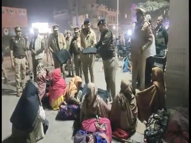 हरदोई: शहर के सिनेमा चौराहे पर फुटपाथ पर ठिठुरते असहाय लोगों को एसपी ने दिए कम्बल