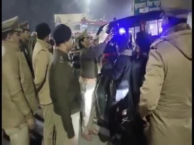 हरदोई: सडक सुरक्षा पखवाडा अभियान के तहत लखनऊ चुंगी पर एसपी द्वारा दो पहिया वाहन चालकों को हेलमेट दिए गए