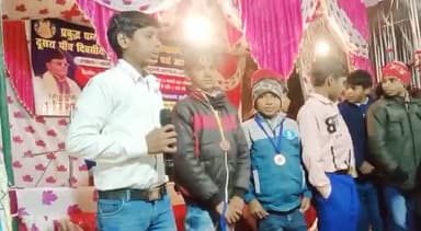 तक्षशिला पाठशाला के बच्चों ने बिना देखे सुनाई प्रस्तावना और संविधान।
@bhimarmychief @bhimarmymainpuri @policiya283