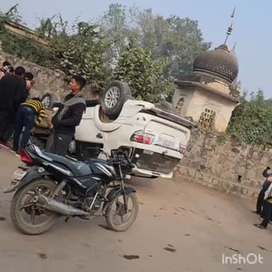 टीकमगढ़: अंबेडकर चौराहे पर अनियंत्रित होकर पलटी फॉर्च्यूनर, गाड़ी में सवार सभी यात्री सुरक्षित दिन रात हुआ हादसा