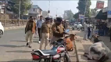 કપડવંજ: બસ સ્ટેન્ડ થી ટાઉન હોલ રોડ પર આડેધડ અને અડચણરૂપ વાહન પાર્કિંગ કરનાર વાહન ચાલકો સામે પોલીસે કાર્યવાહી હાથ ધરી