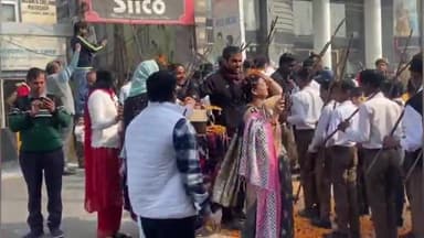 बुलंदशहर: स्वर्गीय अटल बिहारी वाजपेयी की जयंती के उपलक्ष्य में शर्मा इंटर कॉलेज से संघ स्वयंसेवकों ने निकाला पथ संचलन