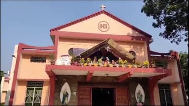 पूर्णिया पूर्व: क्रिसमस के मौके पर कैथोलिक चर्च और गिरजा चर्च मे श्रद्धालुओं की उमड़ी भीड़