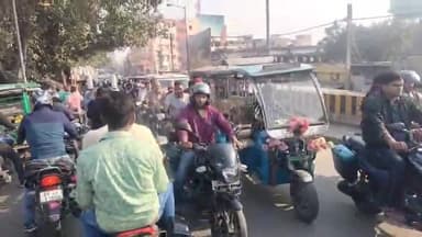 कटिहार: शहीद चौक पर अवैध पार्किंग से लगा जाम वाहन चालक हुए परेशान