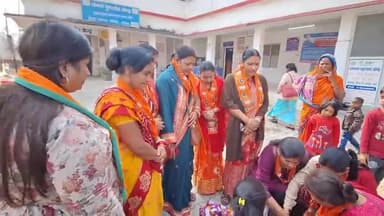 पूर्णिया पूर्व: मेडिकल कॉलेज में पूर्व प्रधानमंत्री अटल बिहारी वाजपेयी के 99 वीं जयंती पर भाजपा महिला मोर्चा ने किया फल वितरण