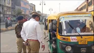 गोरखपुर: गोरखपुर यातायात पुलिस की टीम ने धर्मशाला पर ऑटो रिक्शा चालकों के खिलाफ चलाया चेकिंग अभियान, 35 ऑटो हुए सीज