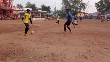 डोंगरगांव: मनेरी में राज्य स्तरीय फूटबॉल प्रतियोगिता का आयोजन जारी तीसरे दिन मनेरी व खुर्शीटिकुल की टीम ने जीत दर्ज की