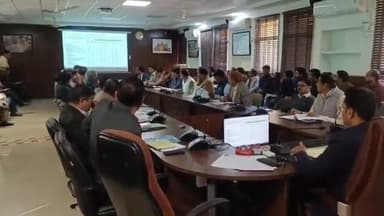 पन्ना: कलेक्ट्रेट सभाकक्ष मे आयोजित हुई टीएल बैठक प्रभारी कलेक्टर संघ प्रिय ने विभिन्न विभागों के अधिकारियों से की चर्चा।