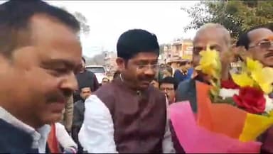 करछना: नैनी रामलीला मैदान में कैबिनेट मंत्री नंद गोपाल गुप्ता नंदी ने विकसित संकल्प भारत यात्रा के तहत लोगों को किया संबोधित